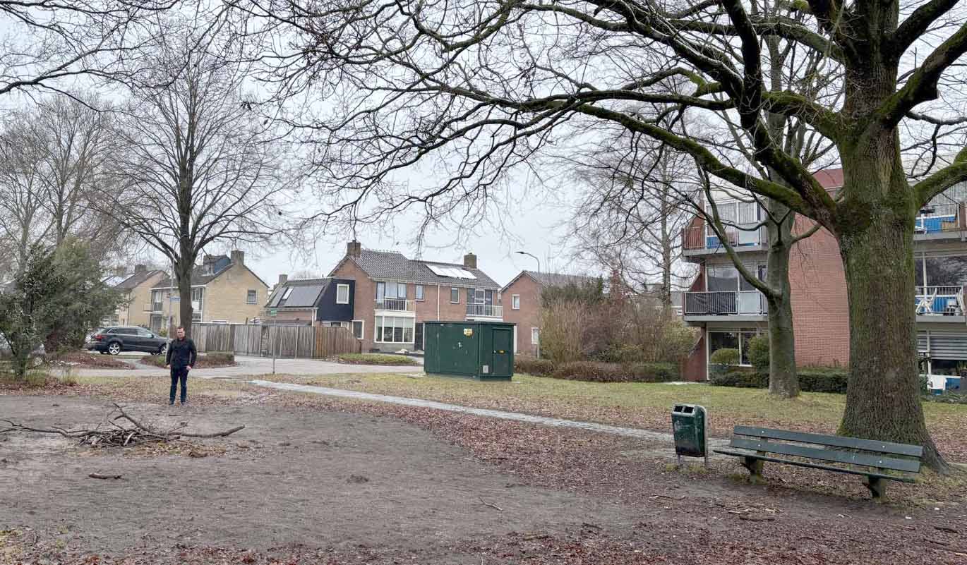 Jan Kazemier bij de voormalige speeltuin aan de George Wilhelmlaan in Leek