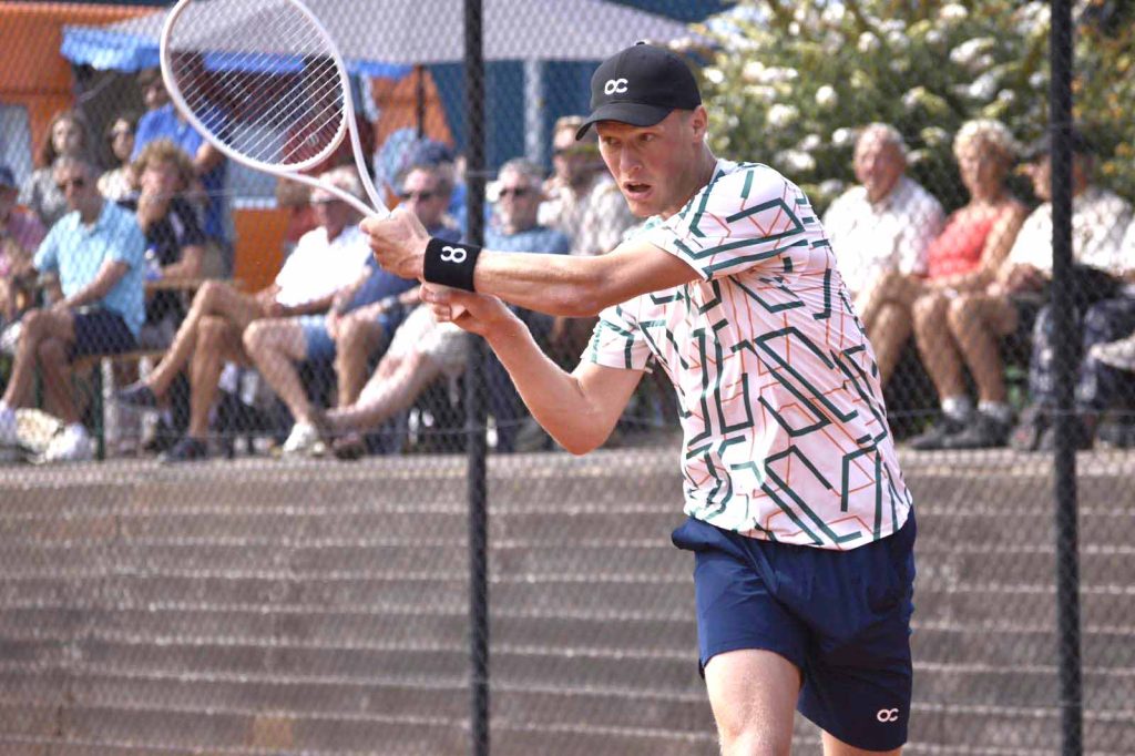 Na jaren blessureleed, is toptennisser Jarno Jans uit Roden op de weg terug in het dubbelspel