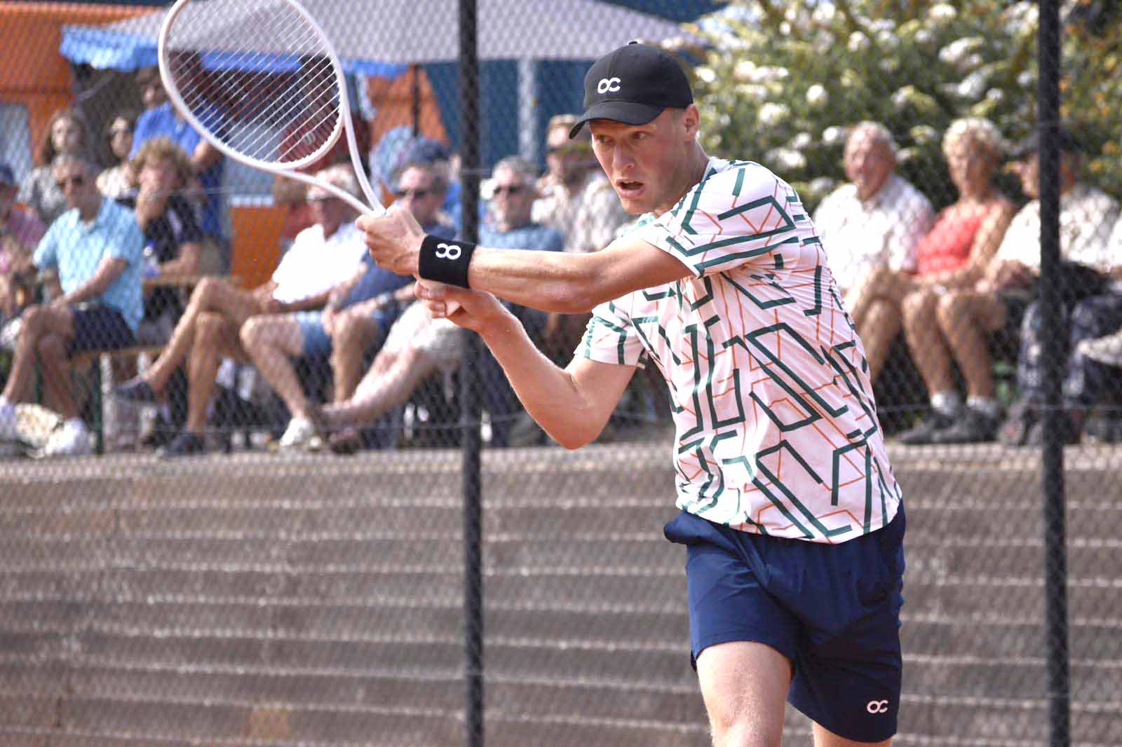 Na jaren blessureleed, is toptennisser Jarno Jans uit Roden op de weg terug in het dubbelspel