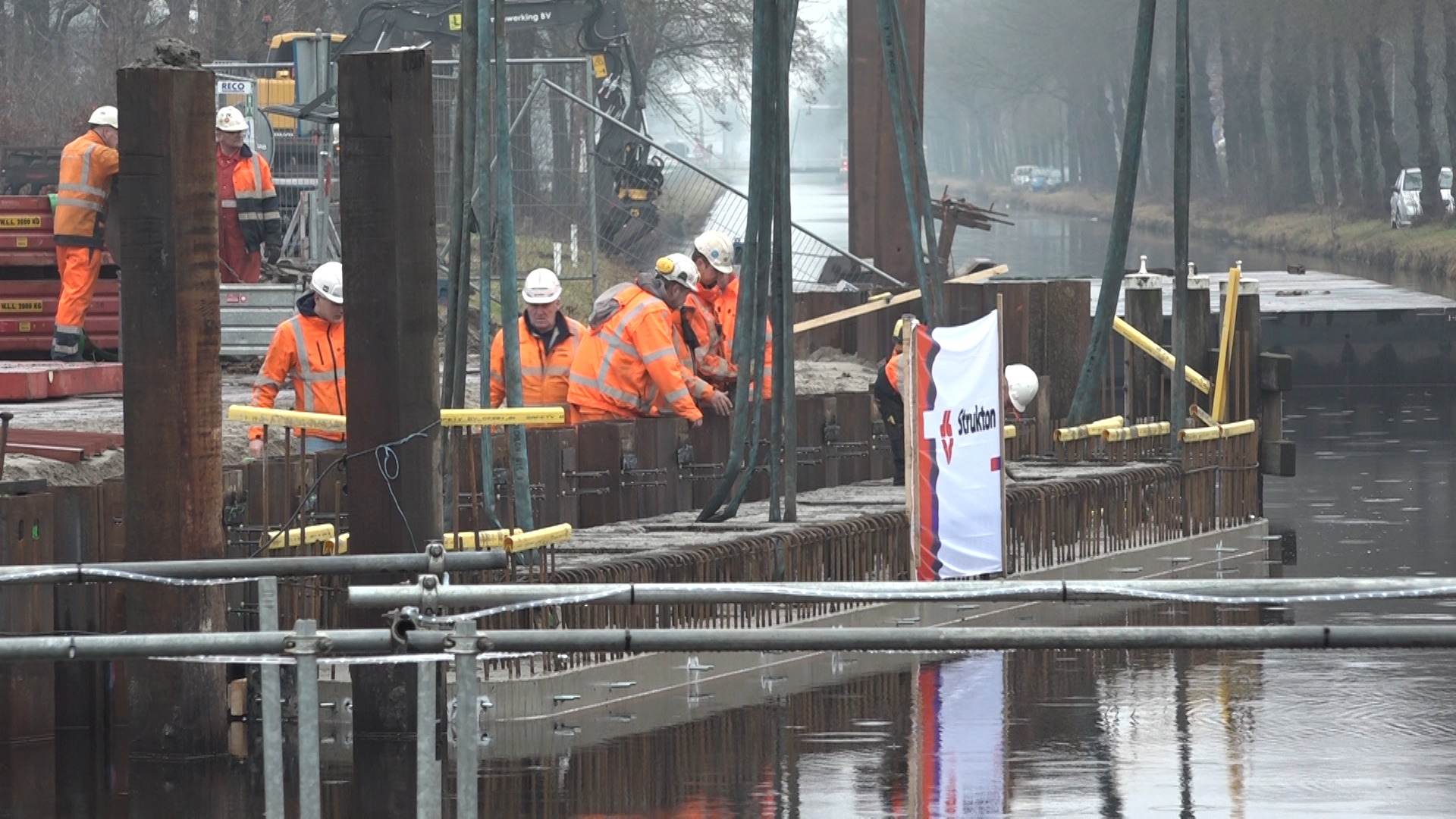 Legging brugdeel voor Norgerbrug tussen Assen en Huis ter Heide is vandaag succesvol verlopen