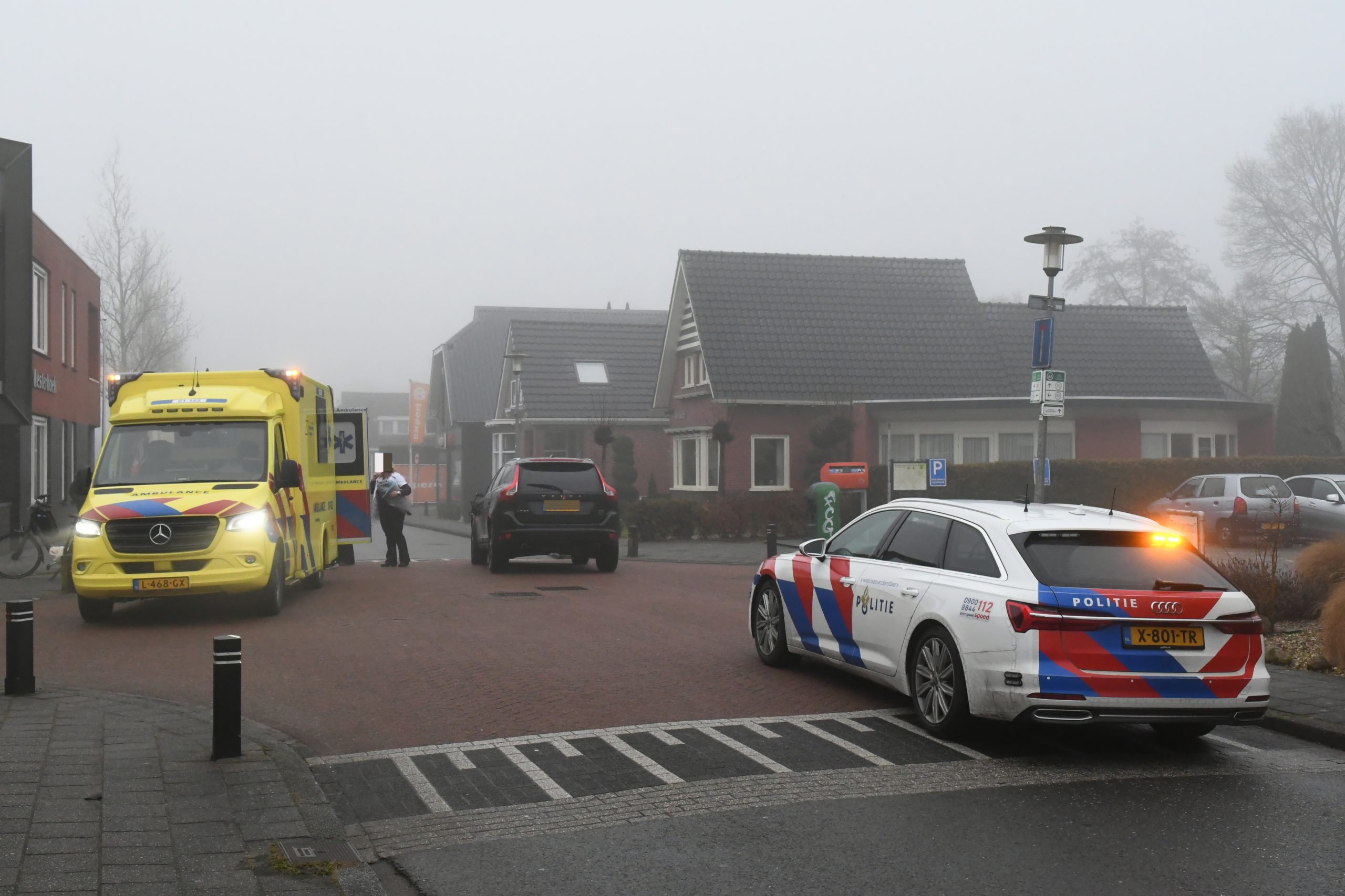 Auto en fietster botsen op Hoornweg