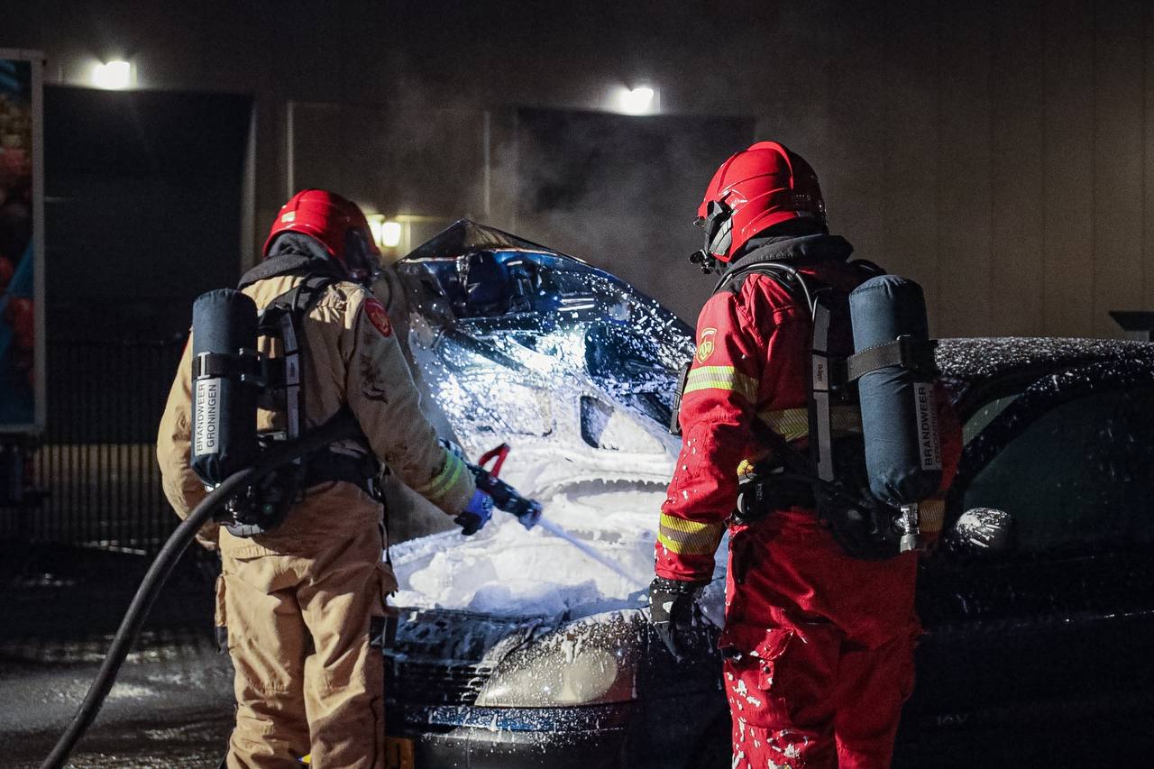 Brand verwoest auto in Leek