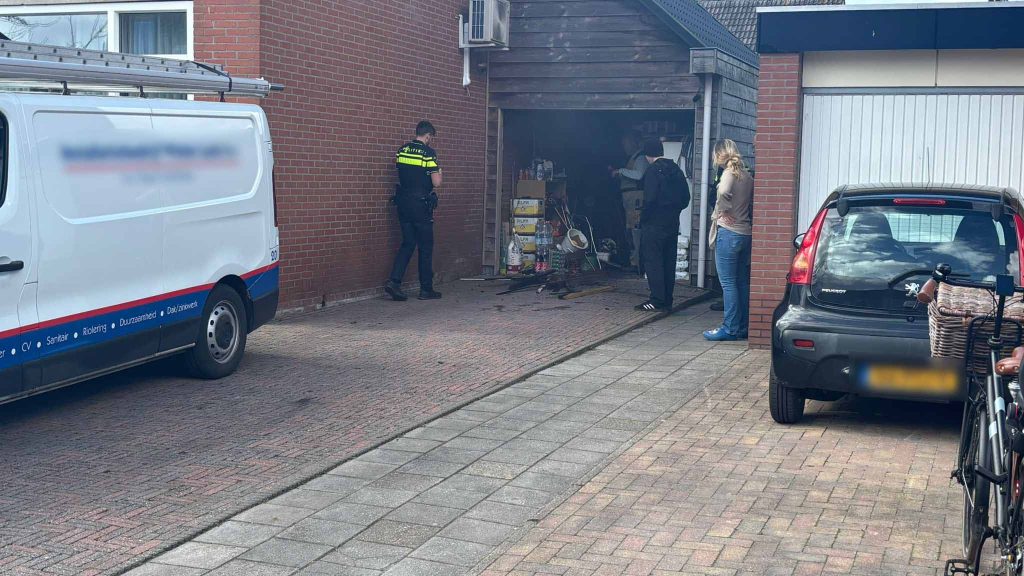 Bewoners blussen zelf brand in schuur Zevenhuizen