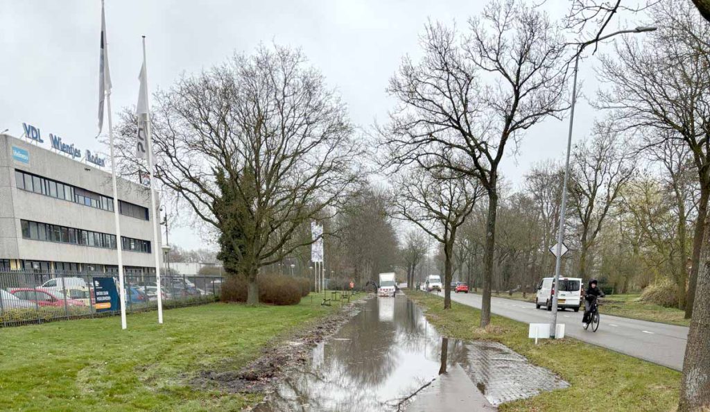 Gesprongen waterleiding zet fietspad blank aan het Oosteinde in Roden
