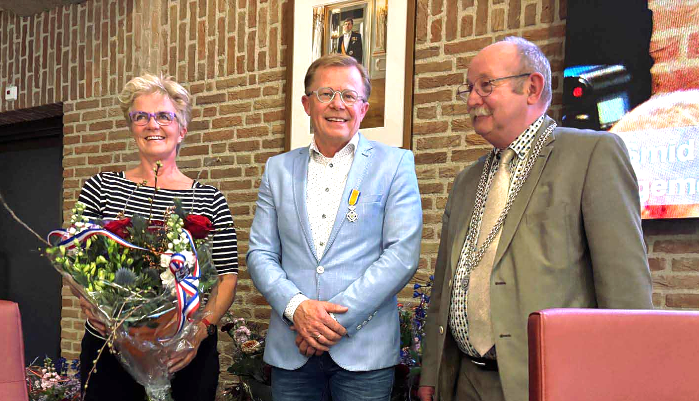 Jan ten Hoor van Gemeentebelangen krijgt lintje bij afscheid na drie termijnen raadslidmaatschap