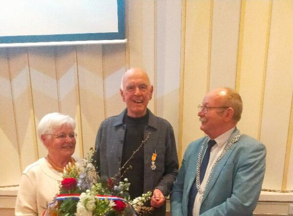Bert Venema krijgt lintje bij afscheid als voorzitter van Historische Vereniging Norch