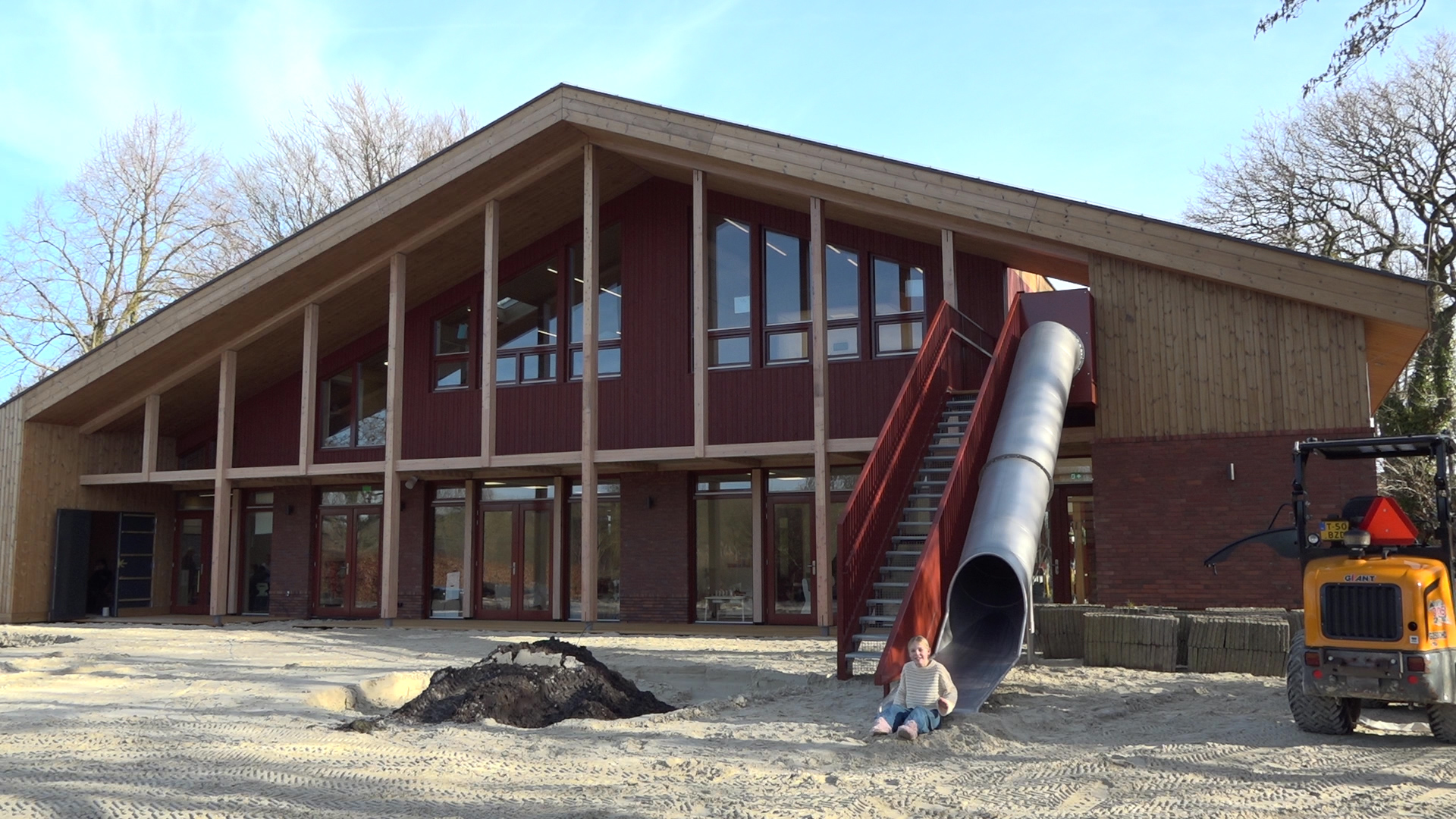 Leerlingen en leraren van OBS De Flint hebben maandagmorgen hun nieuwe school in gebruik genomen.