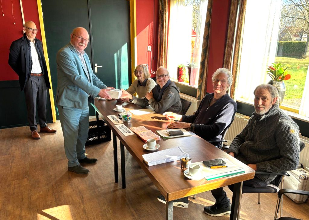 Burgemeester Klaas Smid van Noordenveld brengt een taartje bij alle stembureaus in de gemeente, zoals hier in Altena.