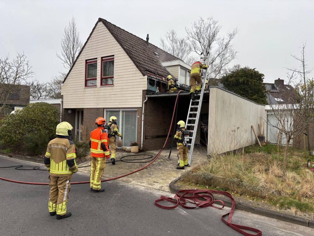 Korte uitslaande brand in Norg na werkzaamheden aan het dak