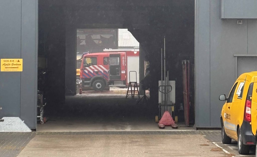 Korte brand bij loonbedrijf Kok in Bakkeveen snel geblust