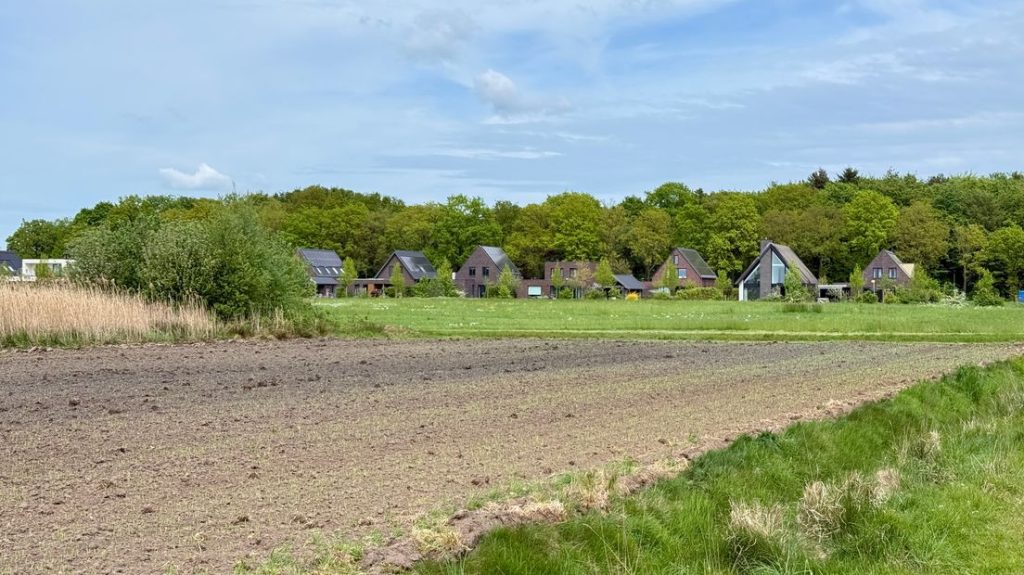 Onder meer op dit perceel aan de Veldweg ligt een handhavingsverzoek. Op de achtergrond huizen aan de Esweg