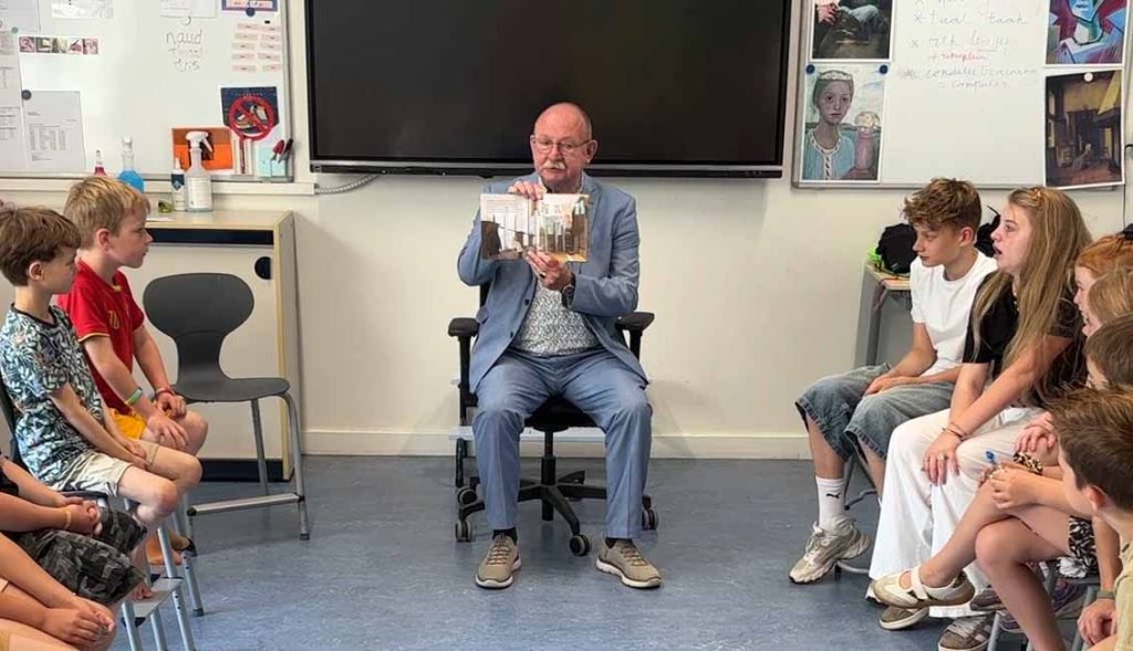 Burgemeester Klaas Smid van Noordenveld leest voor aan kinderen van OBS De Elsakker in Westervelde