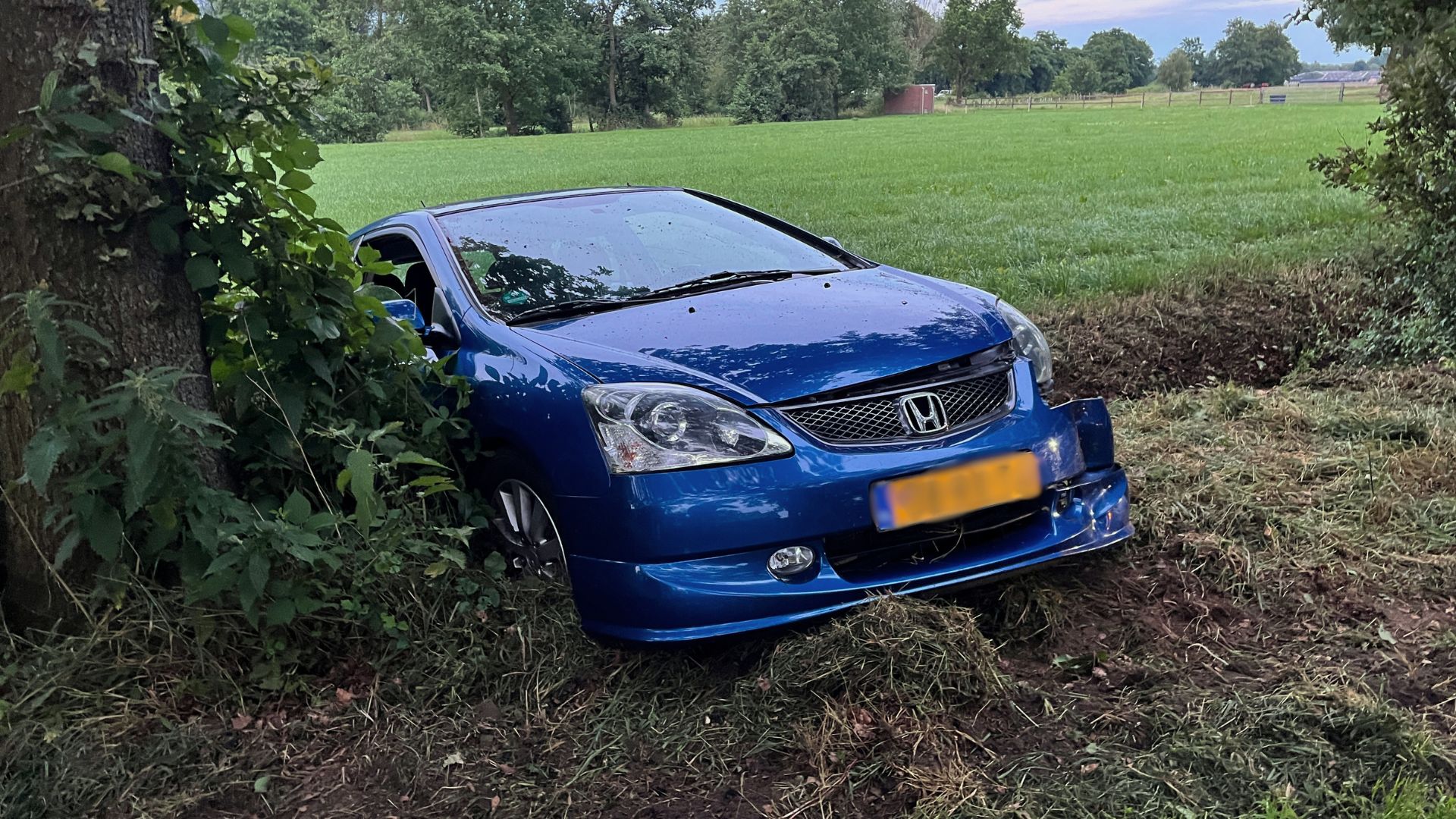Auto in sloot Hamrik