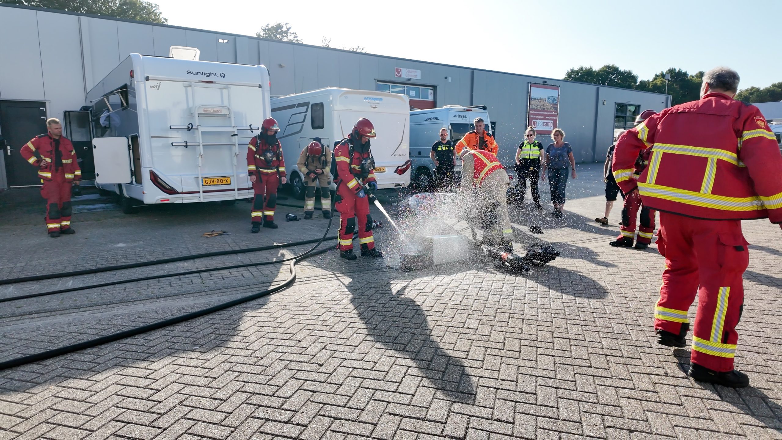 Camperbrand bij pand in Leek