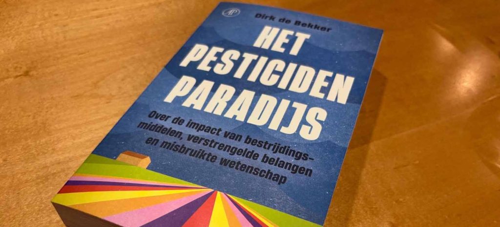XR deelt boeken tegen pesticiden uit aan politici in Noordenveld woensdagavond