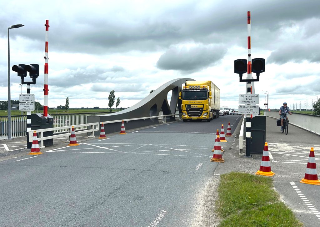 Staalkabels brug Aduard nu vervangen: wegverkeer kan er weer over