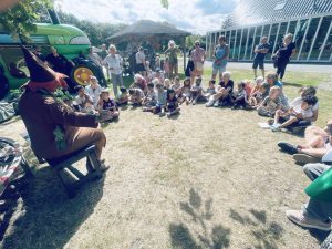 Kinderen op de Kinderboerderij van Roden redden 'verdrietige' boom
