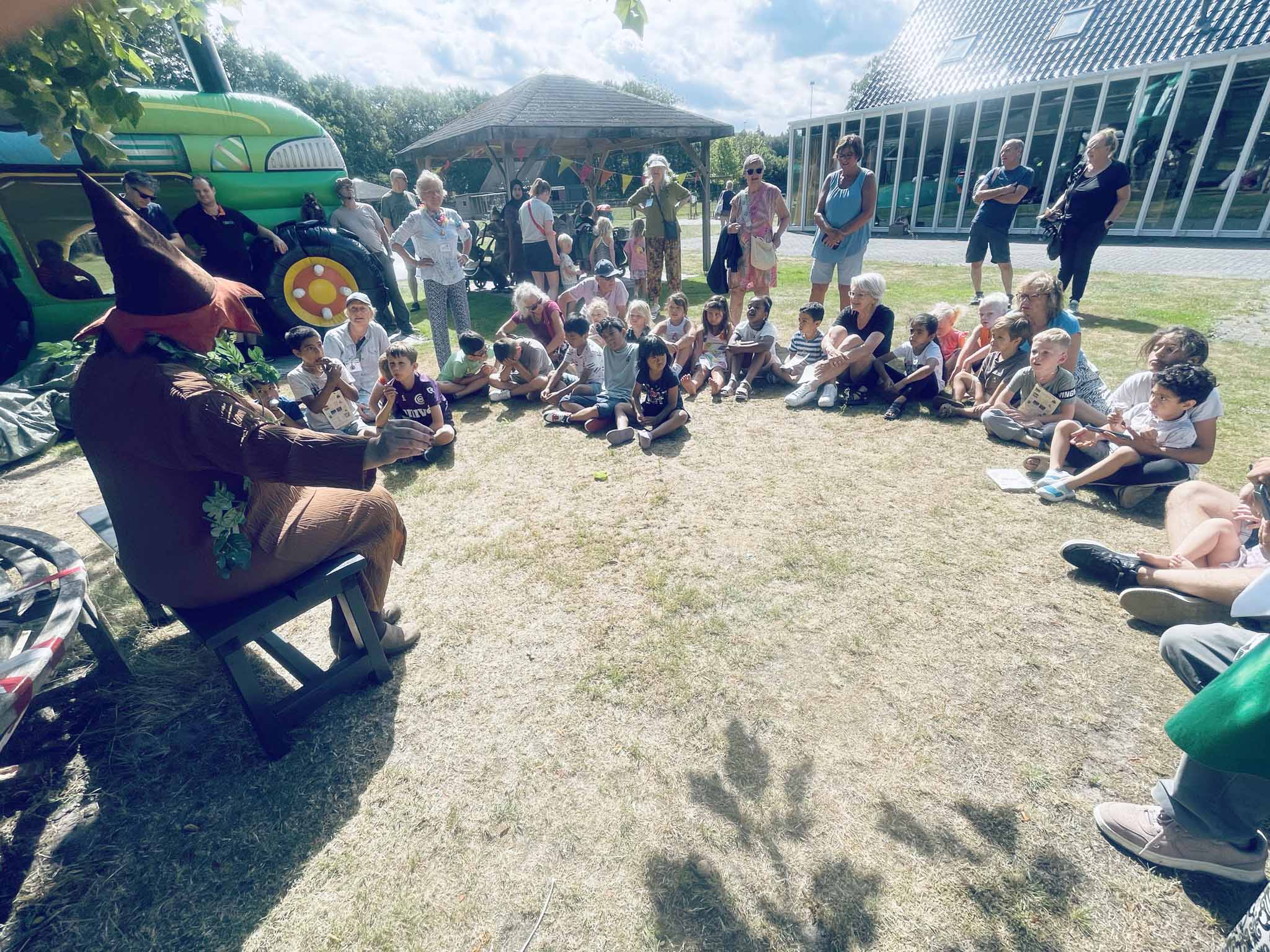 Kinderen op de Kinderboerderij van Roden redden 'verdrietige' boom