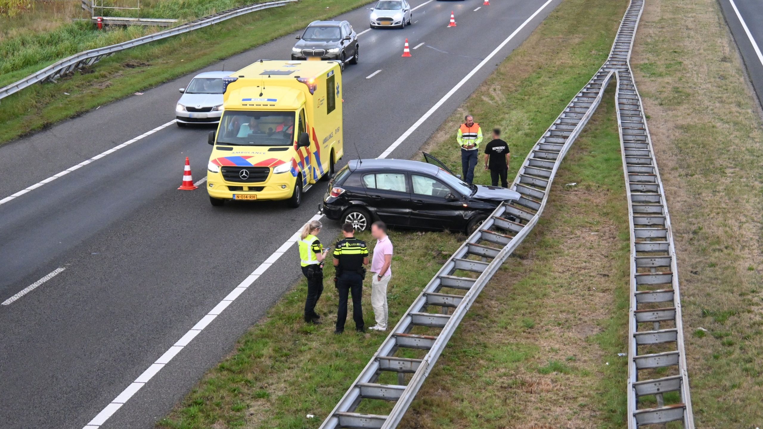 Auto in vangrail Marum Afbeelding 2