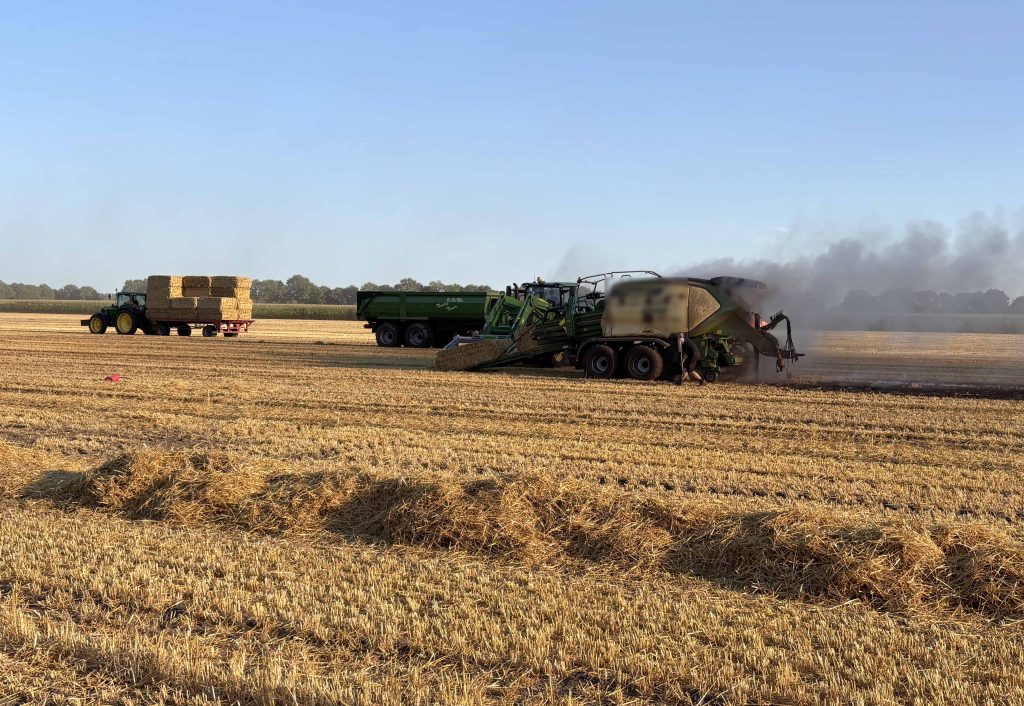 Kordaat optreden van loonwerkers voorkomt grote brand op pakjespers en op het stro van het land