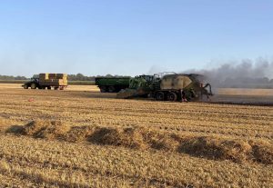 Kordaat optreden van loonwerkers voorkomt grote brand op pakjespers en op het stro van het land