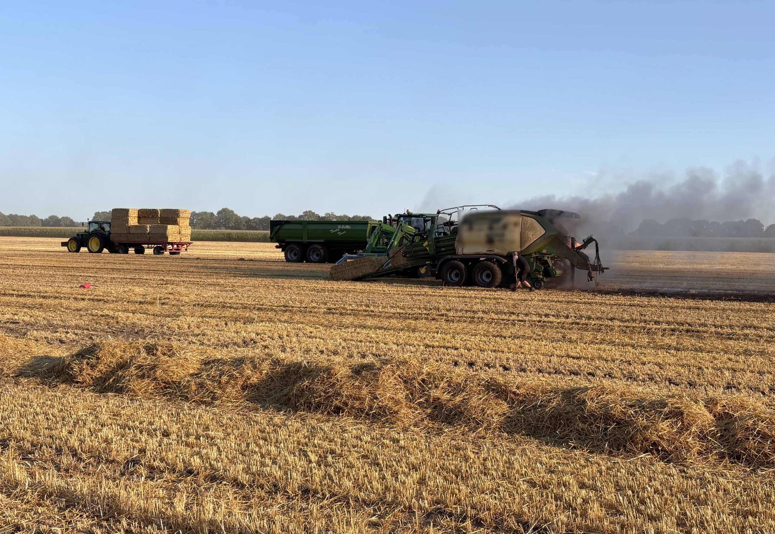 Kordaat optreden van loonwerkers voorkomt grote brand op pakjespers en op het stro van het land