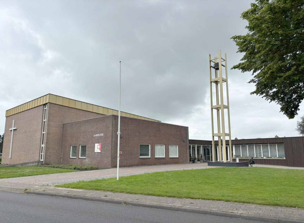 Kerk De Hoeksteen in Leek plaatst twee chalets op terrein voor opvang Oekraïnse gezinnen