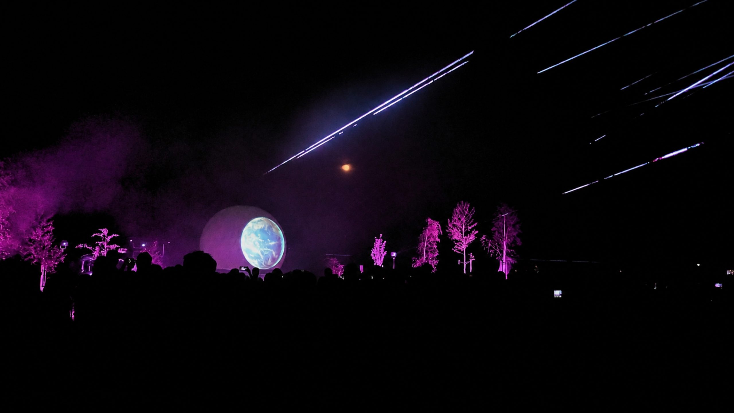 Earth Show sluit Bomenbal af met spectaculair lichtspektakel
