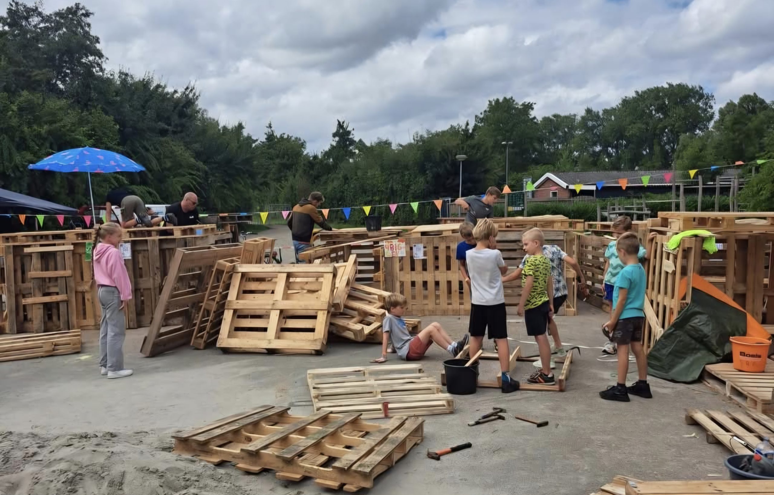 Hutten bouwen in Aduard: drie dagen timmeren, spelen en plezier voor kinderen
