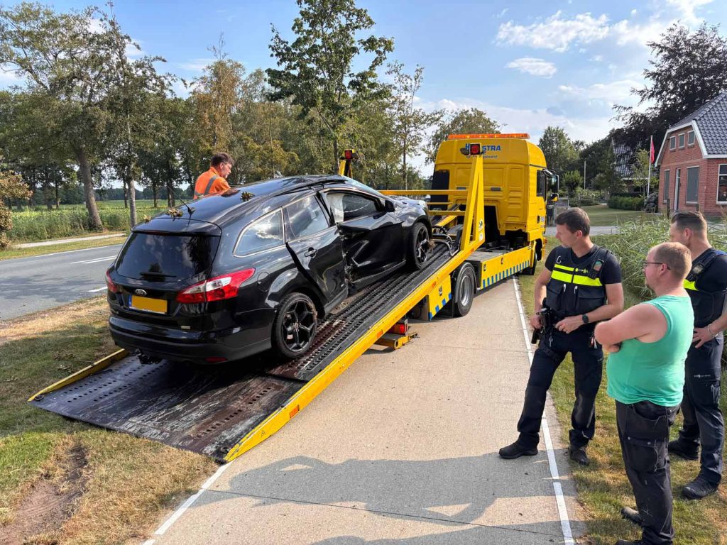 Eenzijdig ongeval eindigt tegen boom in Ubbena