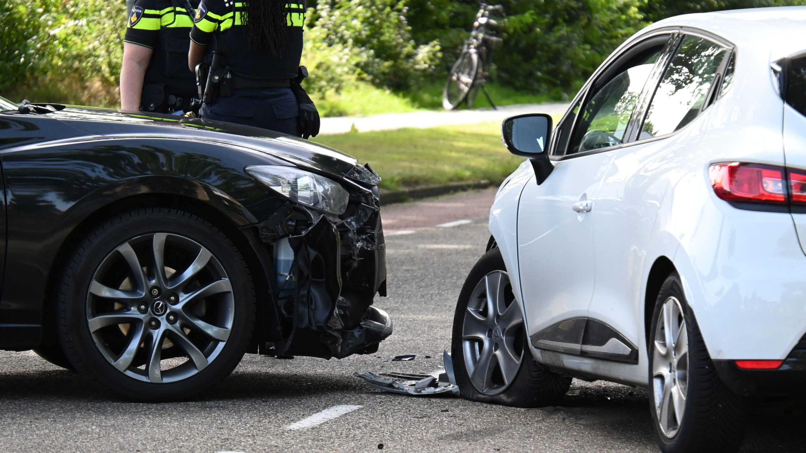Twee auto’s botsen op Nieuweweg in Roden: bestuurder lichtgewond