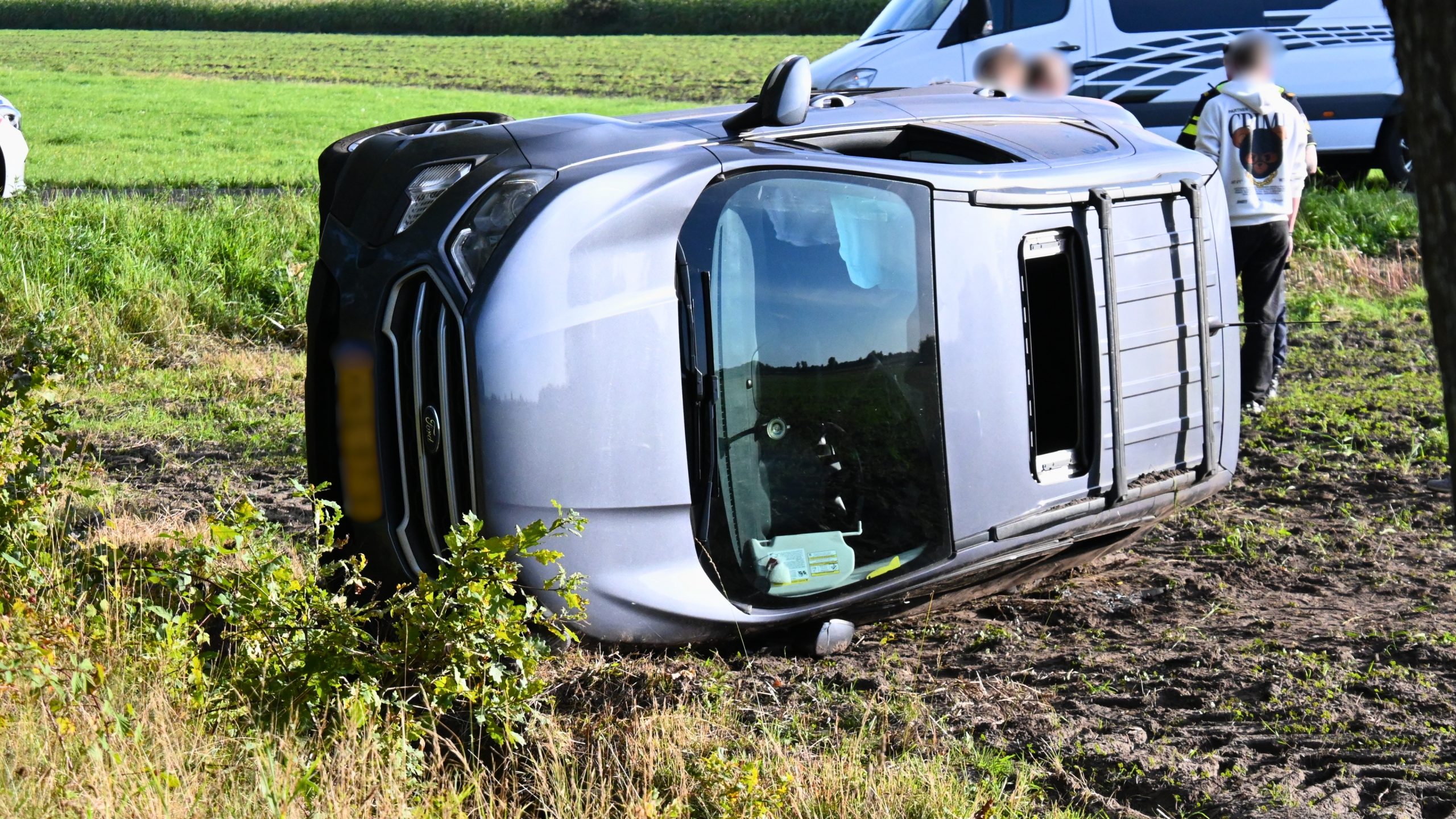 Botsing eindigt met auto in weiland bij Nieuw-Roden