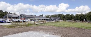Nieuwgeopende manege van Roden barst nu alweer uit zijn voegen