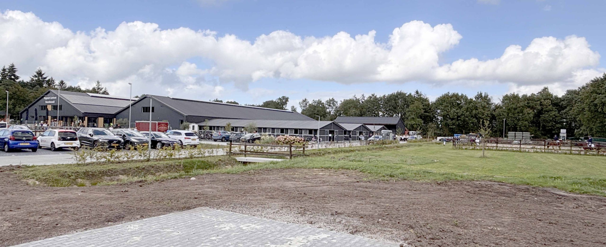 Nieuwgeopende manege van Roden barst nu alweer uit zijn voegen