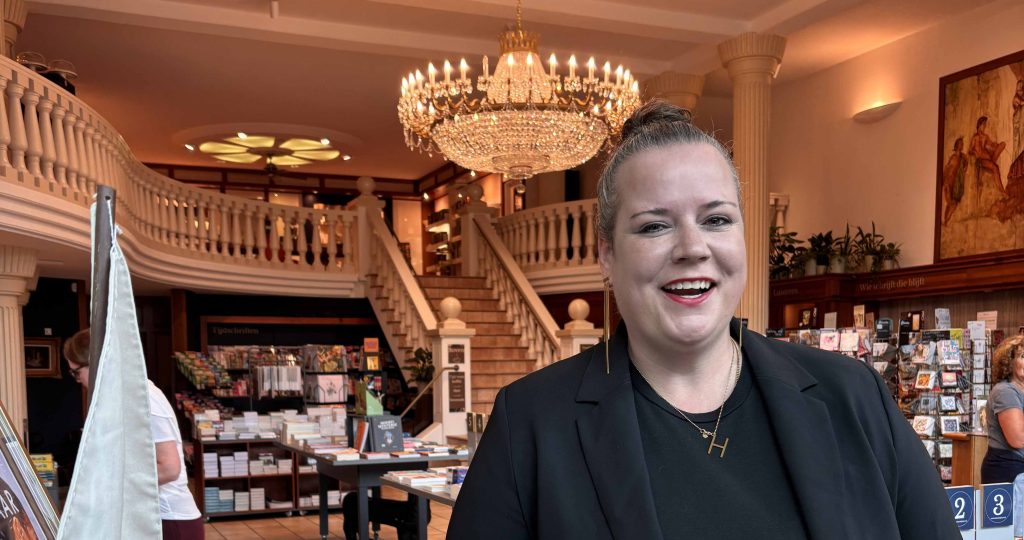 Femke Liemburg met boekhandel Daan Nijman op roze wolk als beste boekverkoper van heel Nederland