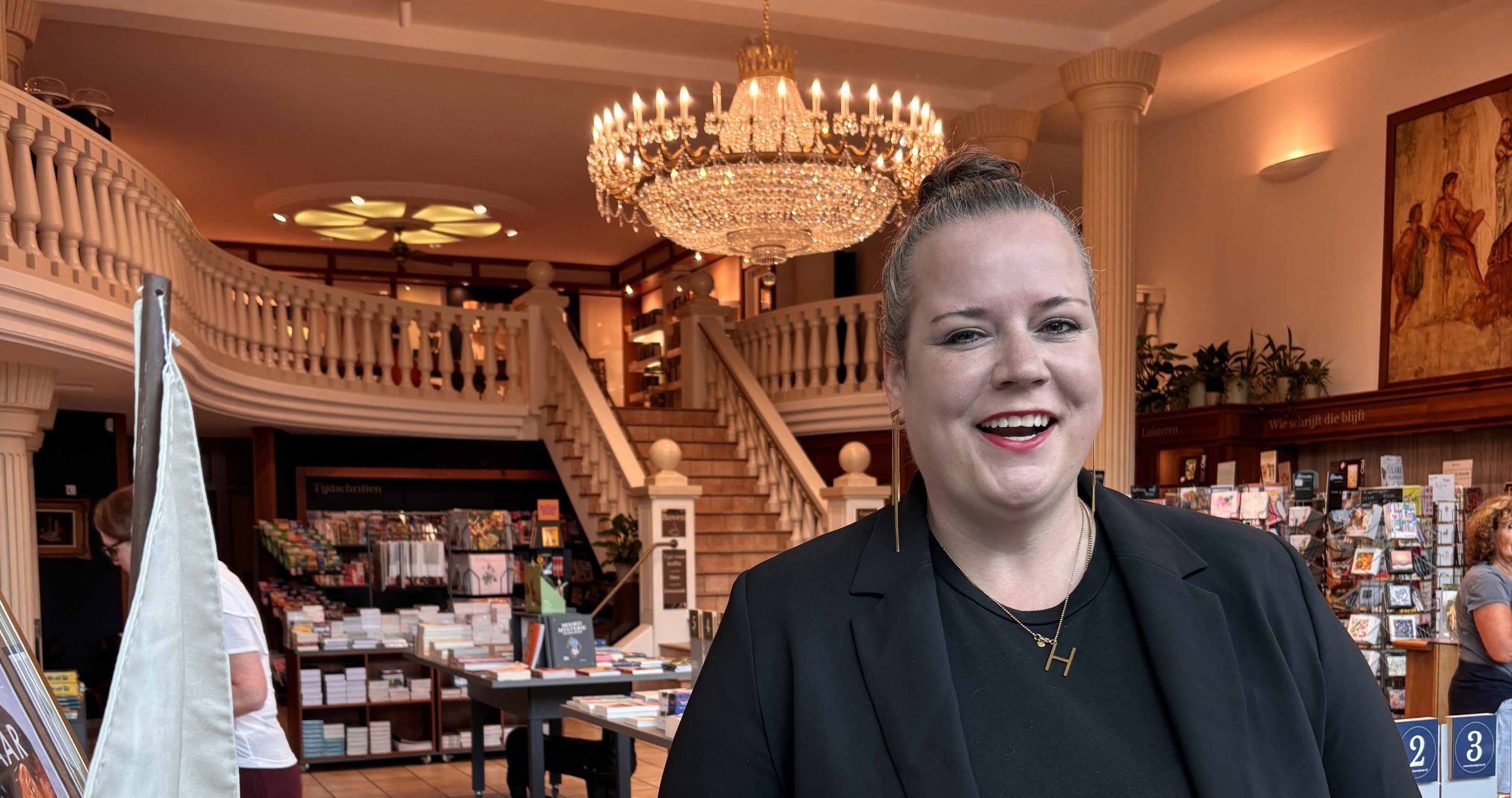 Femke Liemburg met boekhandel Daan Nijman op roze wolk als beste boekverkoper van heel Nederland