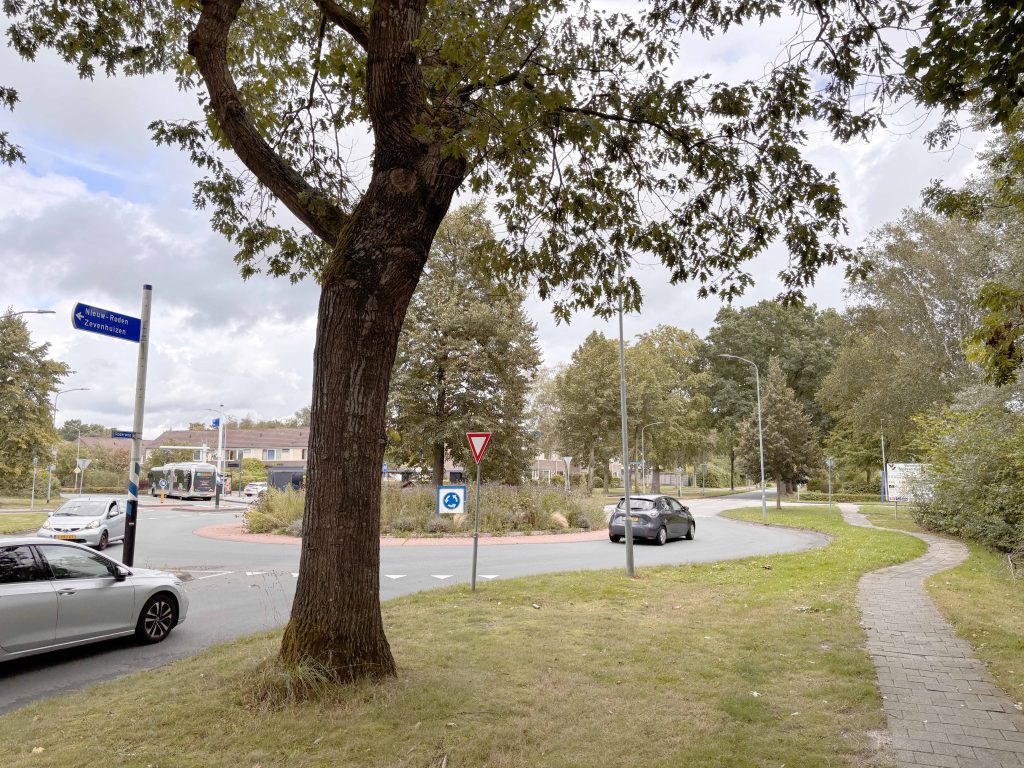 Gevaarlijke Rôner rotonde van Roderweg met Weidebloemenweg eindelijk aangepakt