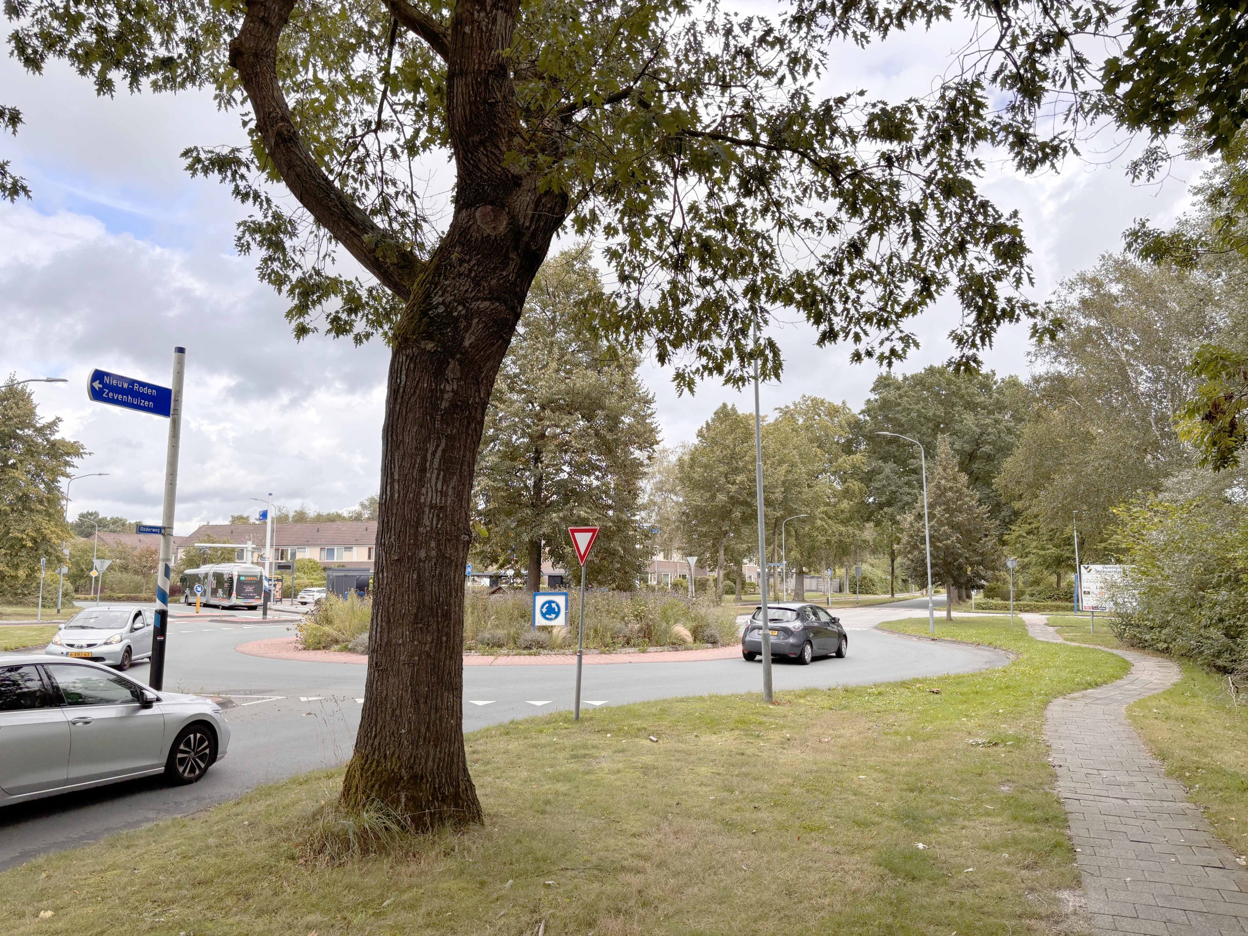 Gevaarlijke Rôner rotonde van Roderweg met Weidebloemenweg eindelijk aangepakt