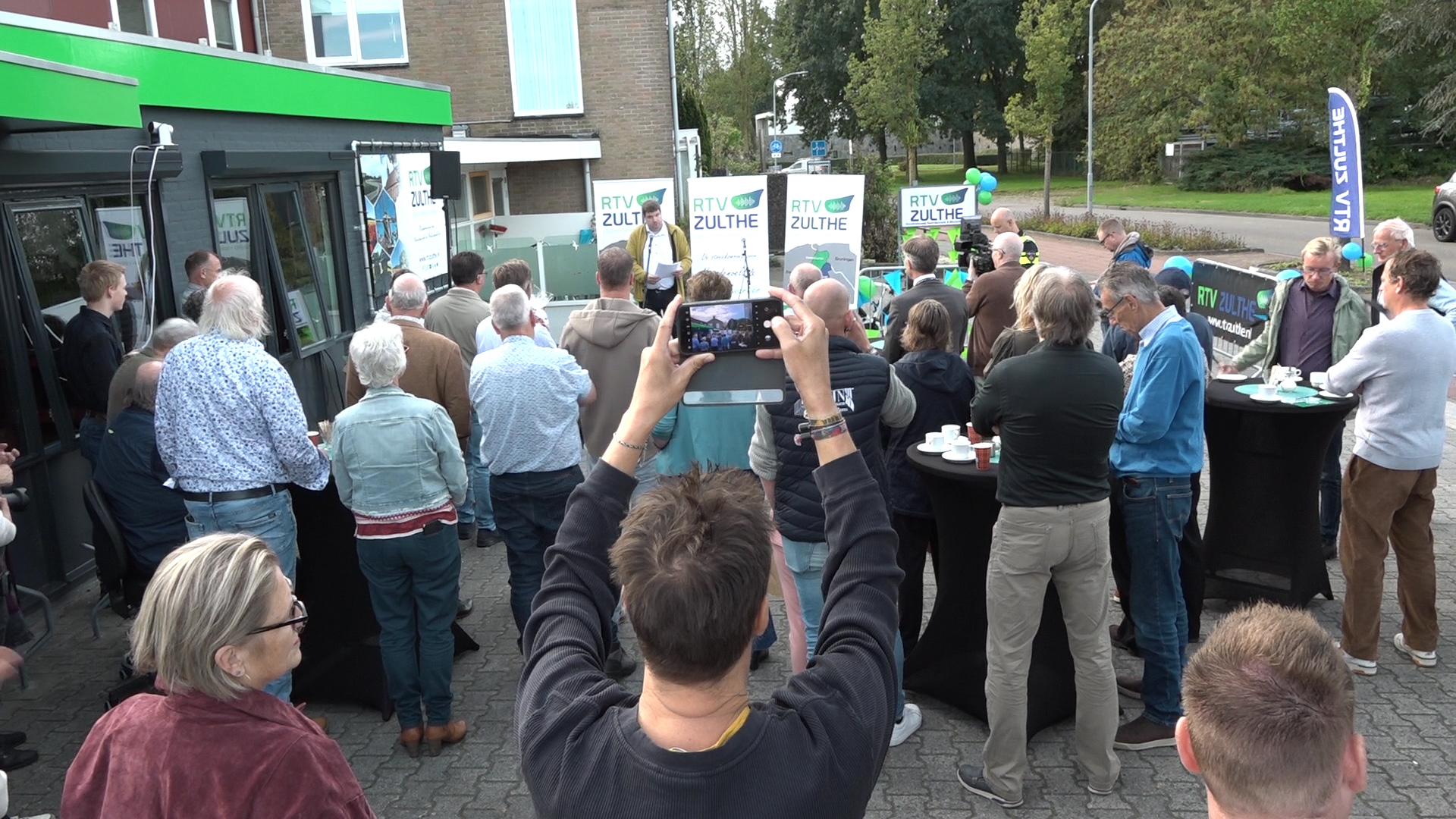 Burgemeesters openen nieuwe studio RTV Zulthe in Leek, gevolgd door drukke Open Dag