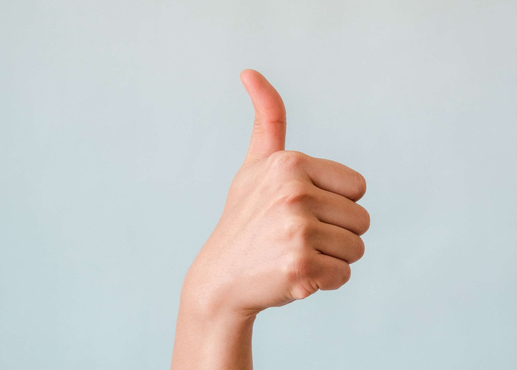 duim omhoog compliment pexels-kevin-malik-9017730