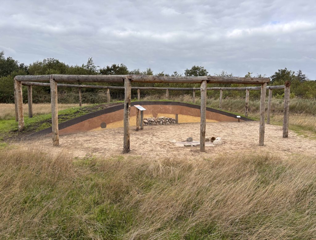 Educatieve kopie van grafheuvel geopend op natuurplaats Noordsche Veld vrijdagmiddag