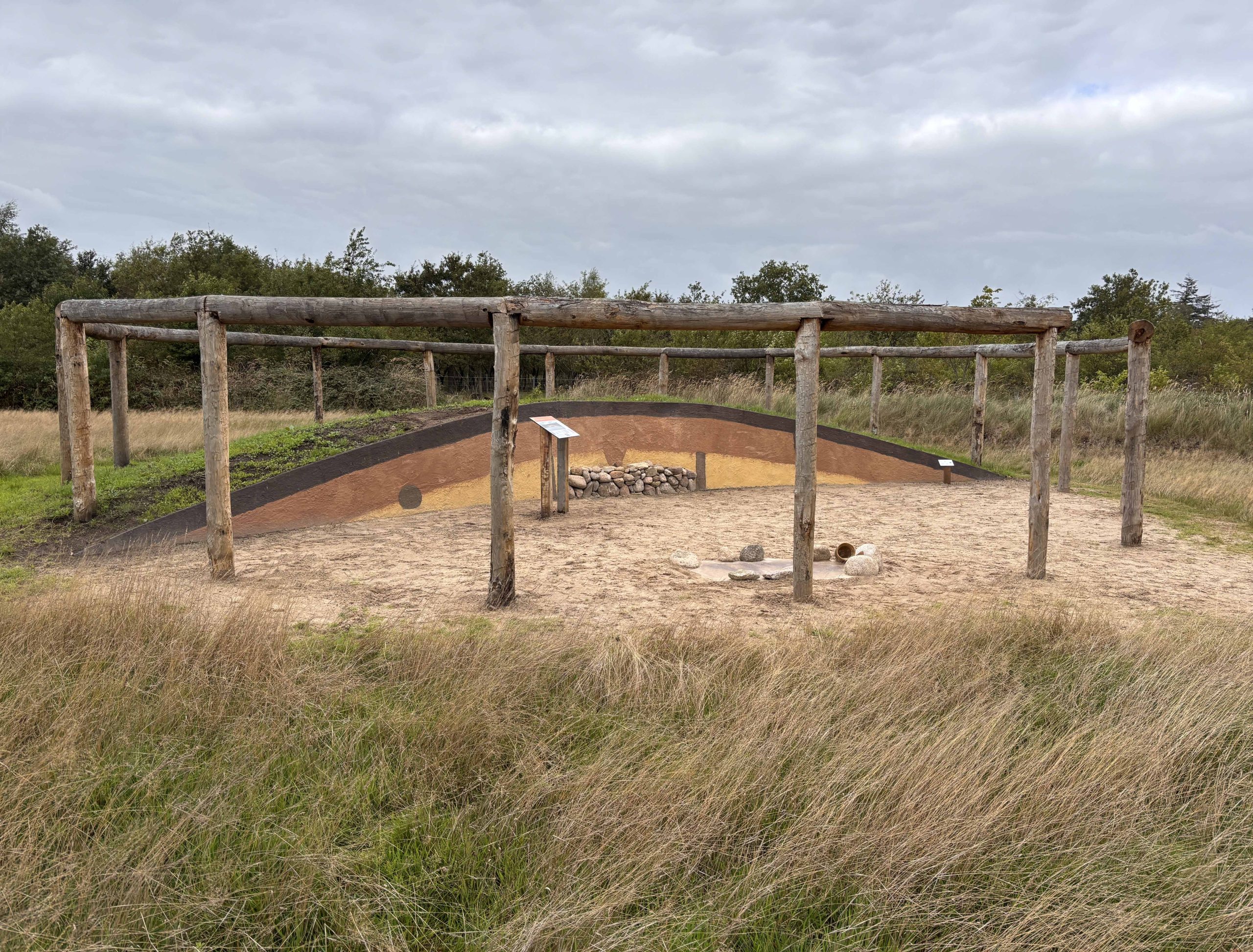 Educatieve kopie van grafheuvel geopend op natuurplaats Noordsche Veld vrijdagmiddag