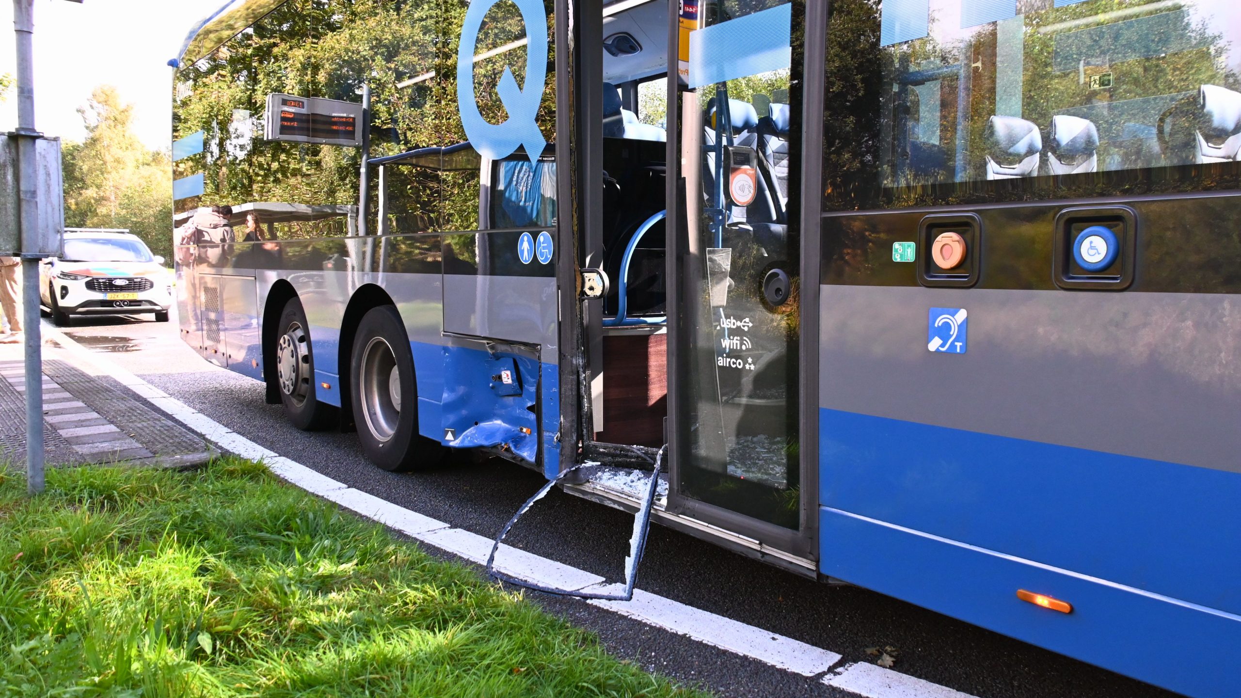 Auto botst op Bus Boerakker Afbeelding 5