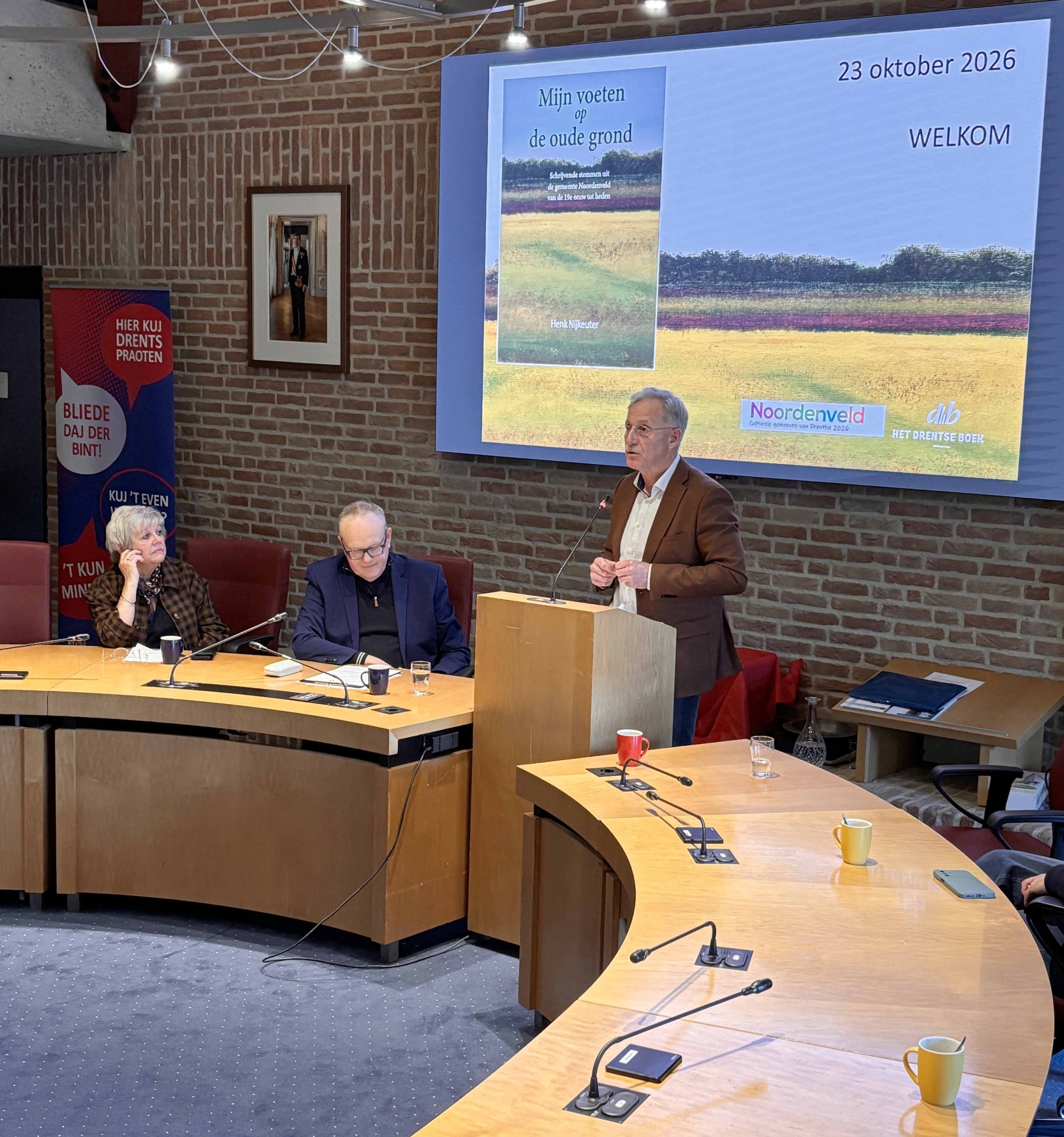 Schrijver Henk Nijkeuter van het boek 'Mijn voeten op de oude grond', geflankeerd door uitgever Bert Rossing van Het Drentse Boek en co-auteur Tea Nijnuis.