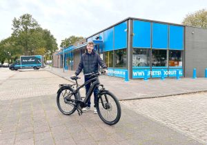 Fietsenzaak vestigt zich in oude supermarktpand aan de Waezenburglaan in Leek