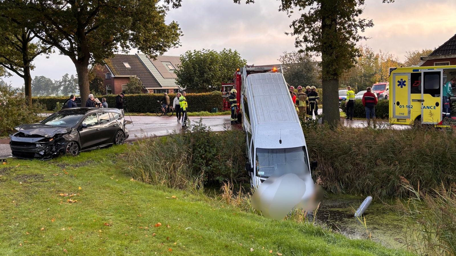 Taxibusje raakt te water na botsing woensdagmorgen onder Zevenhuizen
