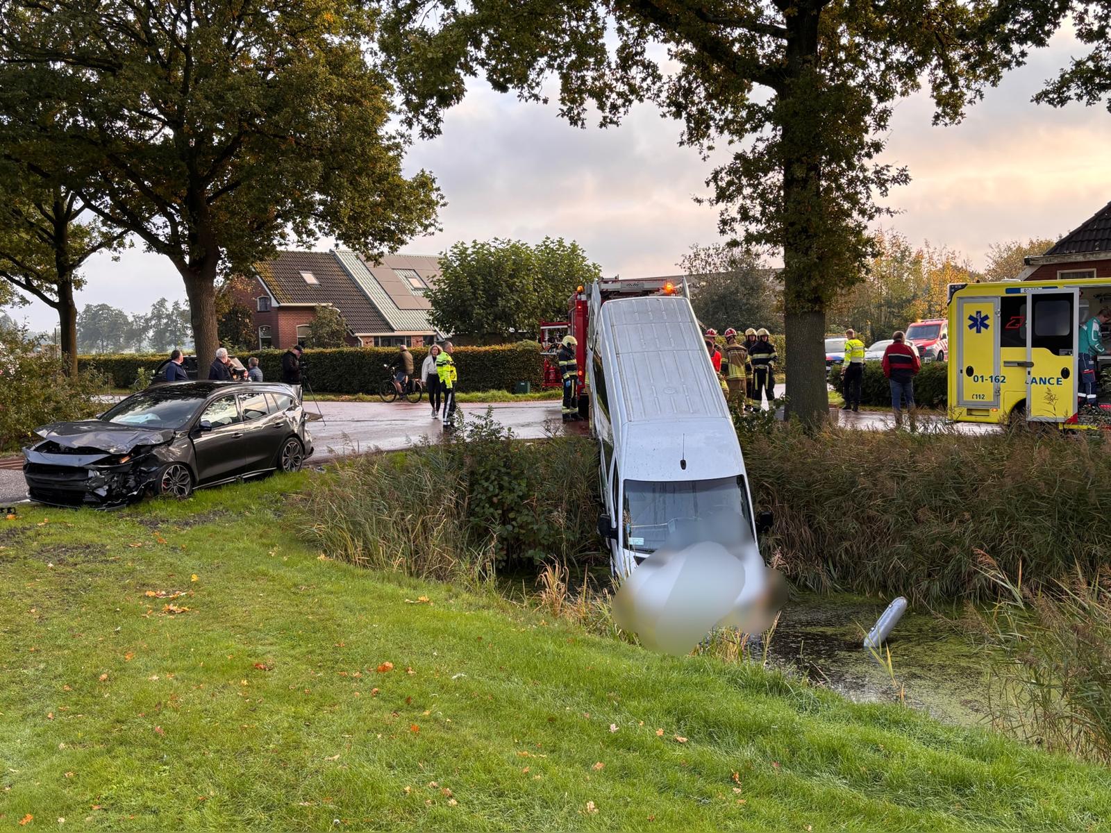 Taxibusje raakt te water na botsing woensdagmorgen onder Zevenhuizen