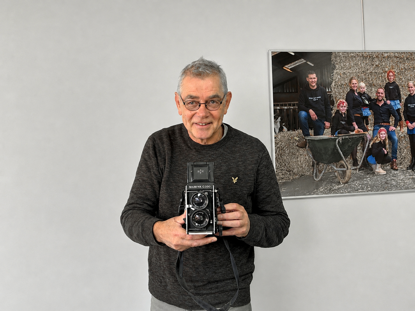 Rudie Wiersma Zuidhorn met vintage camera - 14-102-26 Evert Buiten