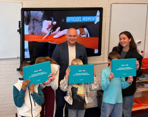 Wethouder Jeroen Betten overhandigt Scheiddoos aan basisschool De Molenberg in Grootegast