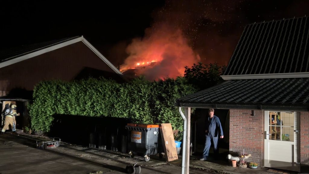 Uitslaande brand in loods van kippenhouderij in Een-West donderdagavond